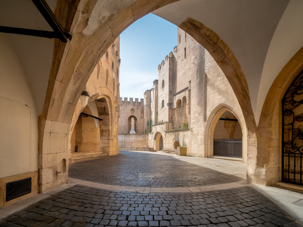 Découvrir le cœur historique dAvignon : ruelles monuments incontournable